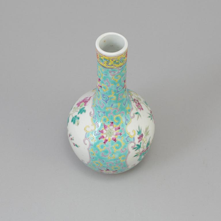 A chinese famille rose porcelain vase. Qing dynasty, Guangxu (1874-1908), with Kangxi four character mark.