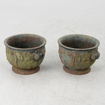A pair of cast iron garden urns, 'Barockurnan', Näfveqvarns Bruk, Sweden, 20th Century.