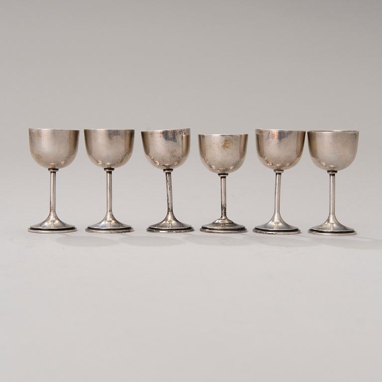 A SET OF SIX SILVER VODKA CUPS, marks of Suomen Kultaseppä Oy, Turku 1910.