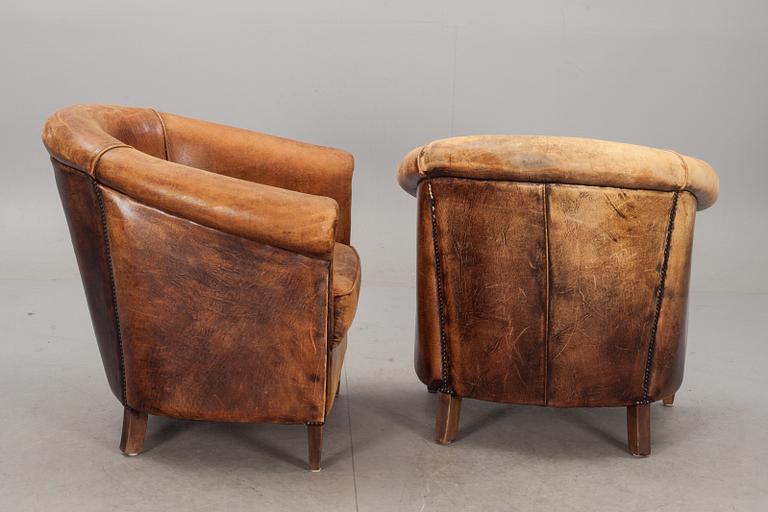 CLUBFÅTÖLJER, ett par. 1900-talets första hälft.