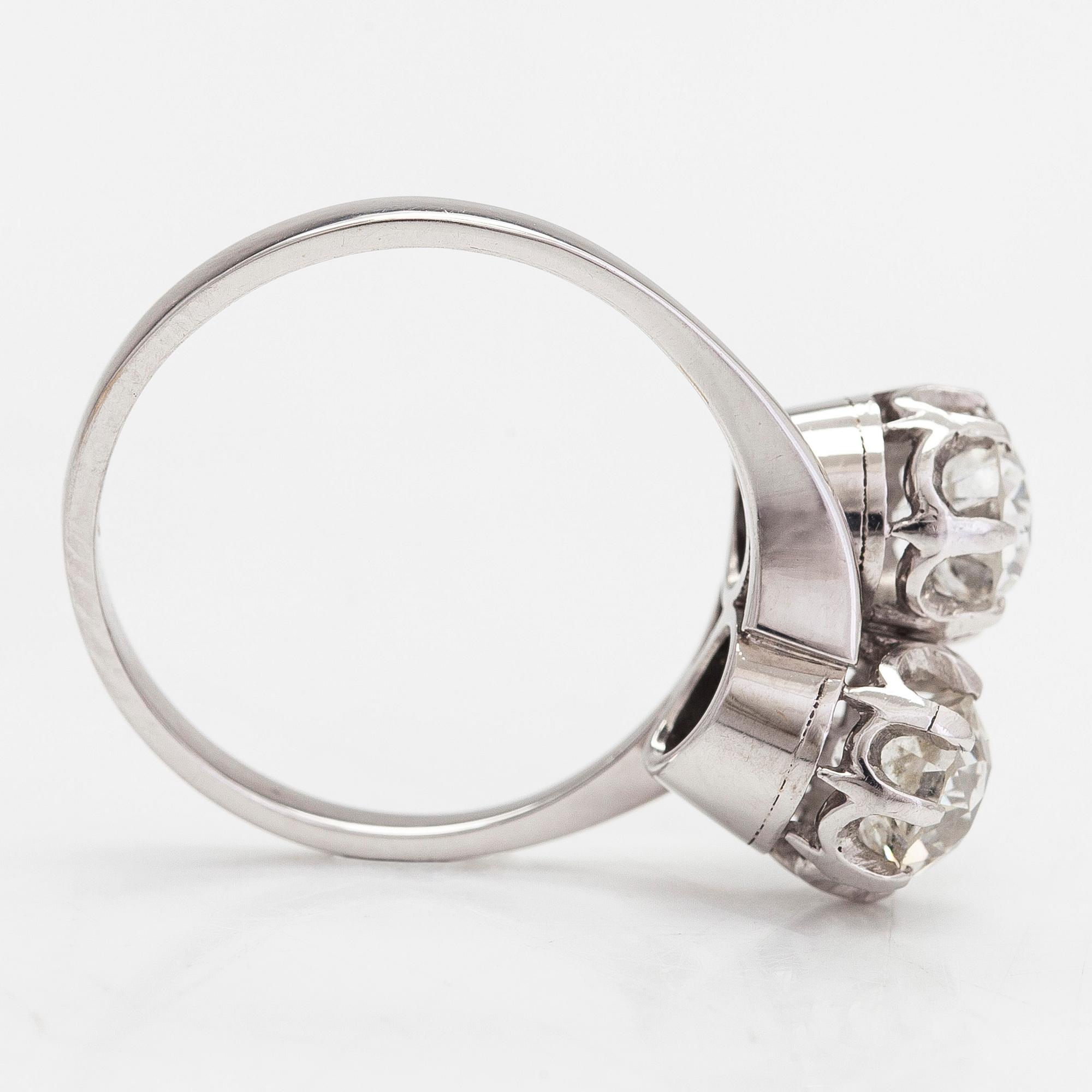 Ring, syskonring, 18K vitguld med två gammalslipade diamanter, totalt ca 2.20 ct. Med Intyg.