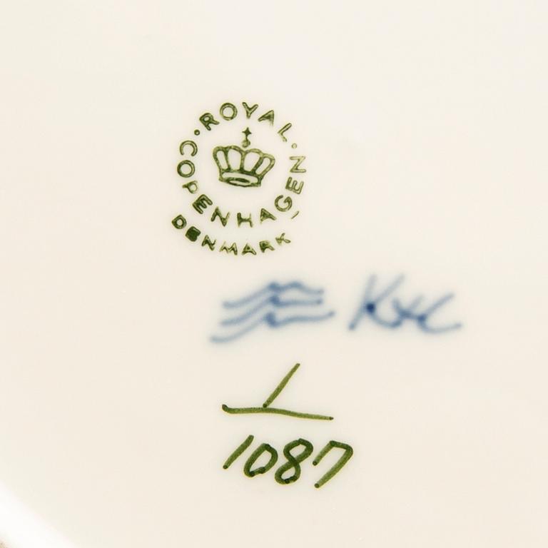 Royal Copenhagen, a 33-piece 'Musselmalet' porcelain coffee service, Denmark.