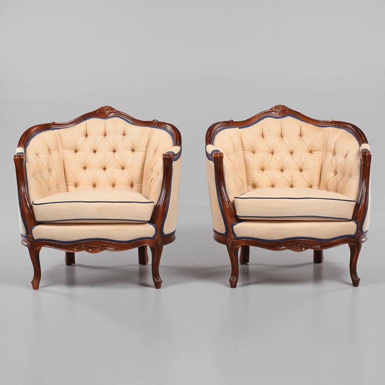 FÅTÖLJER, ett par, rokokostil, omkring 1900-talets mitt.