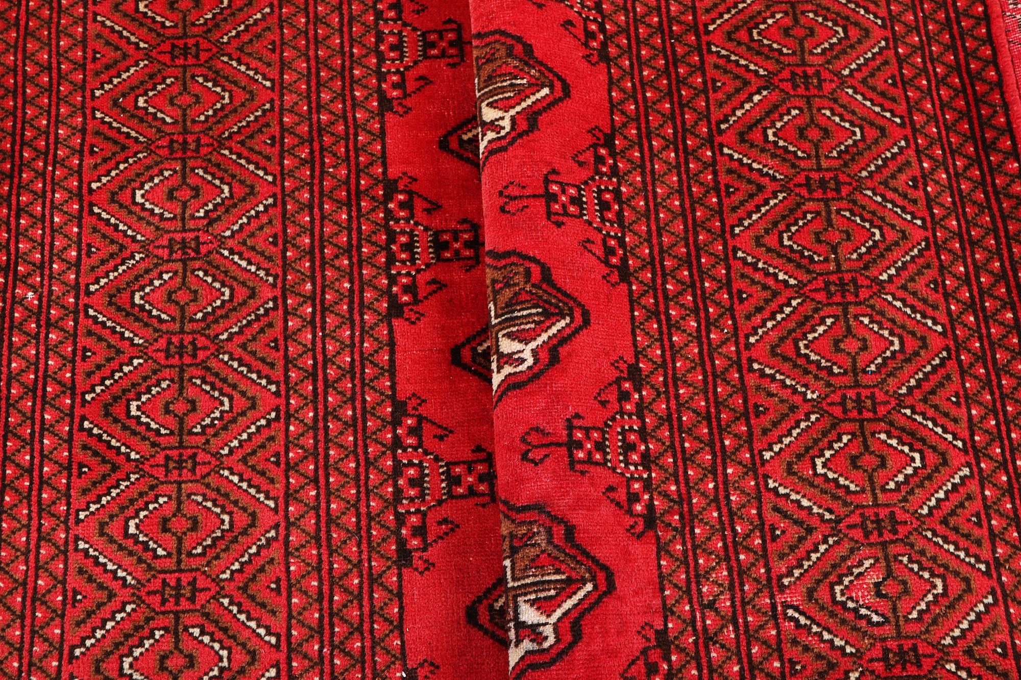 Matta, persisk, ca 290 x 206 cm.