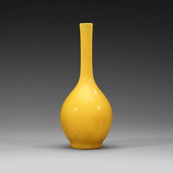 A yellow monochrome vase, Qing dynasty (1662-1912).