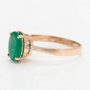 A 14K gold ring, with an oval emerald. Lehtovaara Henrik Jaakko, Helsinki.