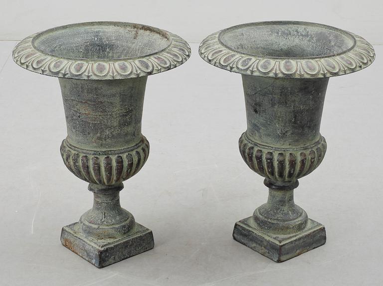 TRÄDGÅDSURNOR, ett par, patinerad metall, 1900/2000-tal.