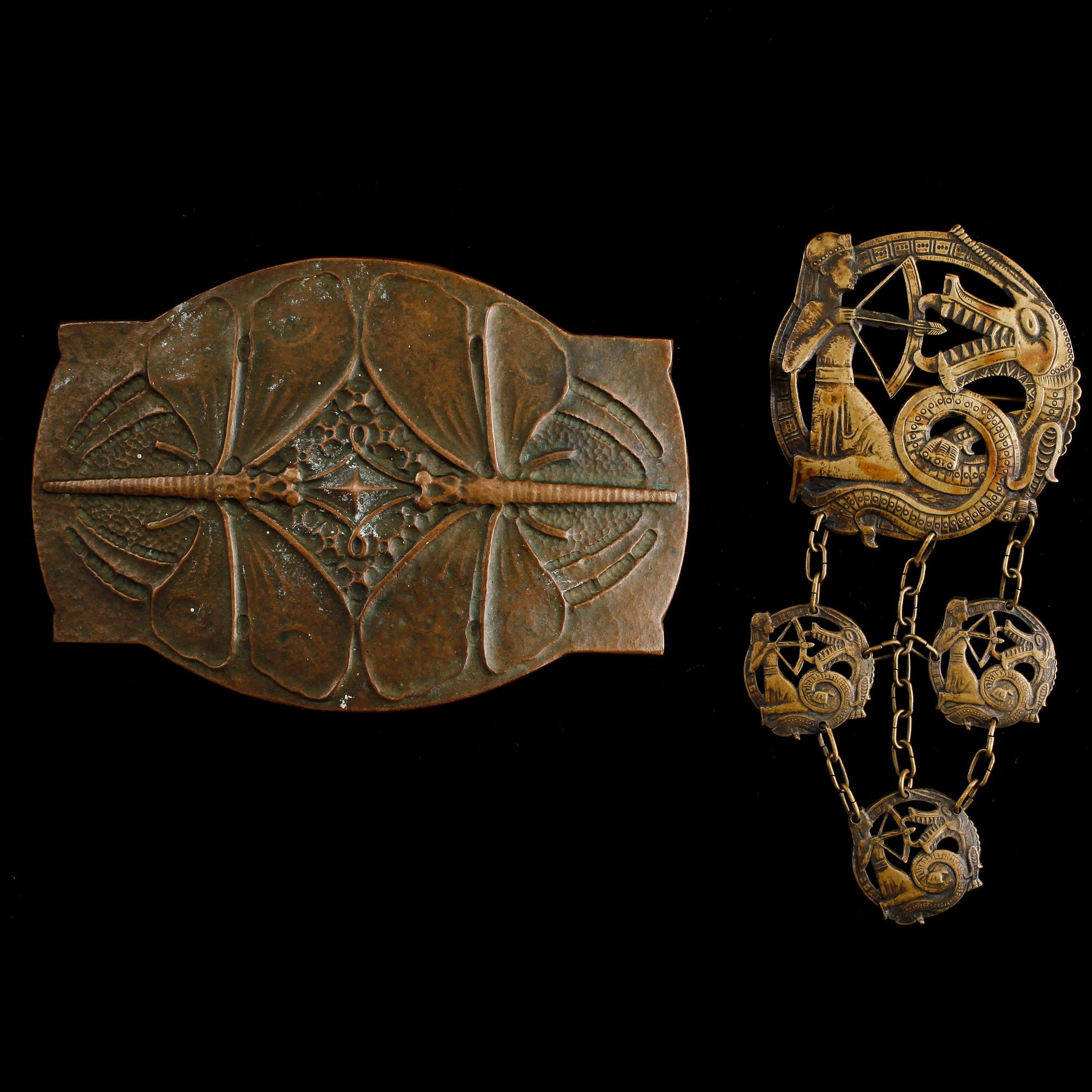 SKÄRPSPÄNNE OCH BROSCH, brons och mässing, jugend, tidigt 1900-tal.