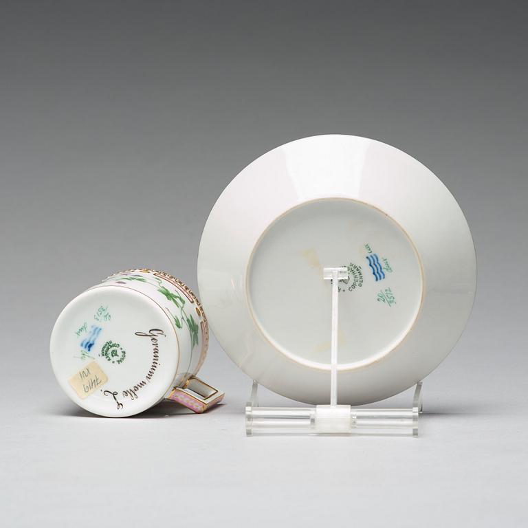 KAFFEKOPPAR med FAT, åtta stycken, porslin. "Flora Danica", Royal Copenhagen, Danmark.