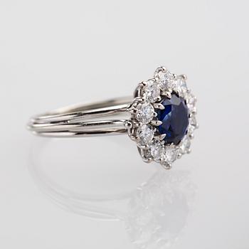 RING, 18 k vitguld med safir ca 0.70 ct samt diamanter ca 0.90 ct. Vikt ca 3,6 g.