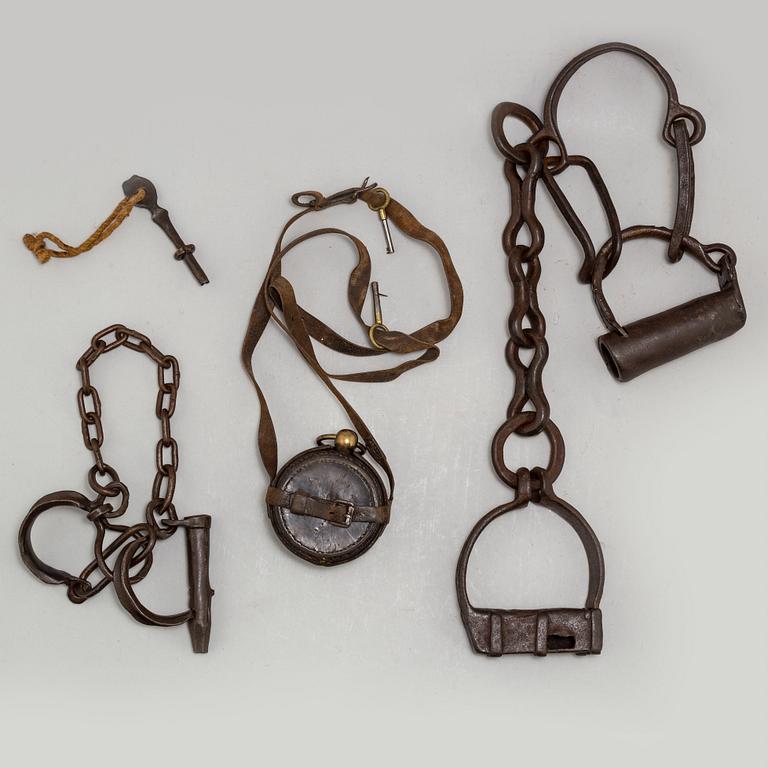 TVÅ HANDFÄNGSEL samt RESEUR, 1700/1800-tal.