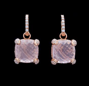 981. A pair of rose quartz and brilliant cut diamond earrings, tot. app 1 ct.