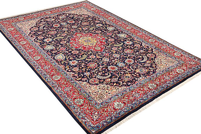 A KAshan carpet, a. 312 x 206 cm.