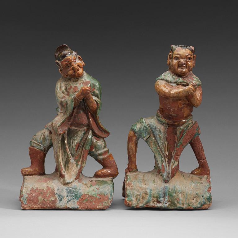 Two green and yellow glazed rofe tile figures, Ming dynasty (1368-1644).