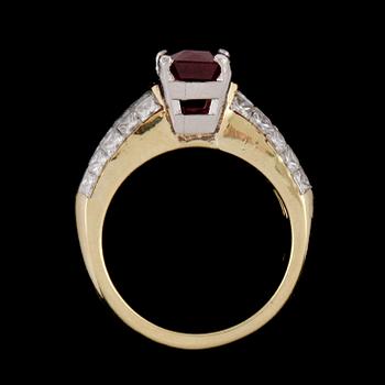 RING, 18k guld fasettslipad rubin, 3.00 ct samt prinsesslipade diamanter, totalt 3.00 ct. Vikt 10 g.