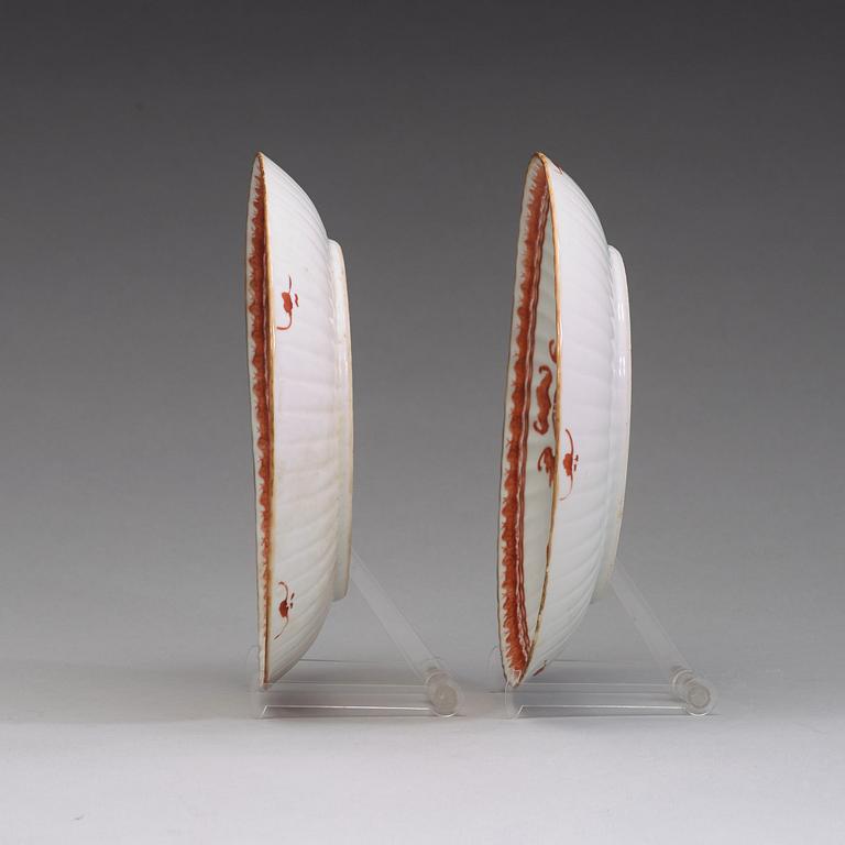 A pair of bats dishes, Qing dynasty, circa 1900 with Yongzhengs mark in read.