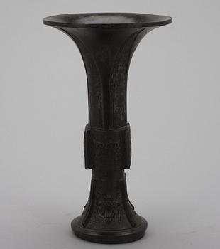OFFERBÄGARE, patinerad mässing, arakaiserande, Kina 1800-tal.