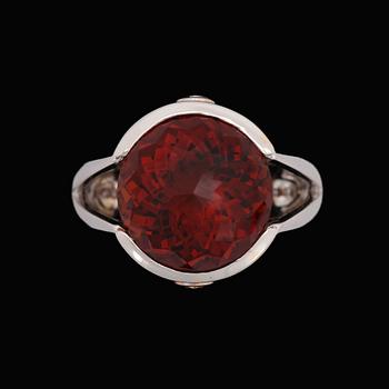 A facett cut garnet ring, 18 cts, with drop cut diamonds, tot. 0.37 ct.