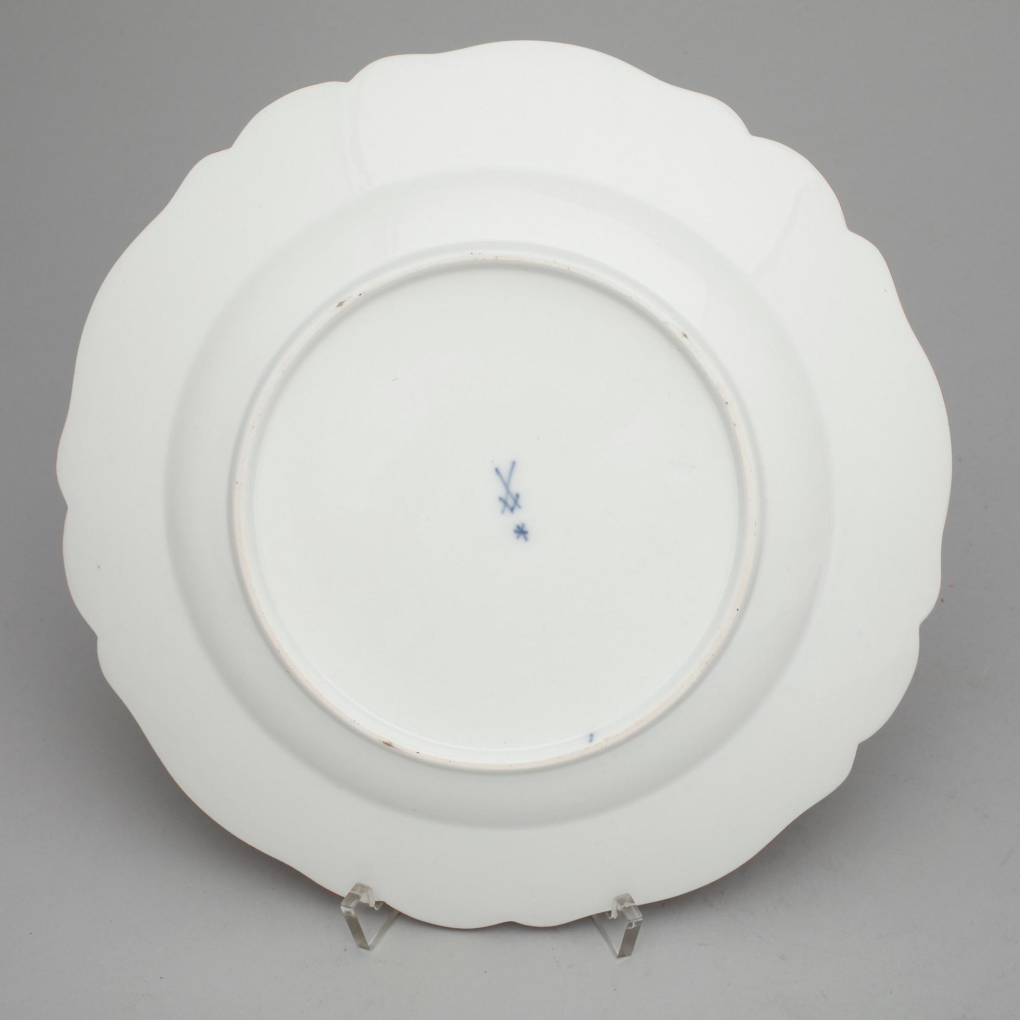 TALLRIKAR, 3 st porslin, Meissen, Marcolin respektive punkt period (1763-1814).