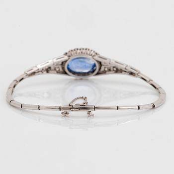 Armband 18K vitguld med en fasettslipad safir vikt ca 7.00 ct.