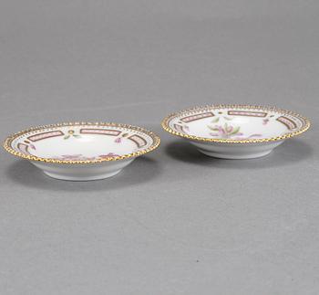 ASKFAT, ett par, porslin, "Flora Danica", Royal Copenhagen, 1900-talets andra hälft.