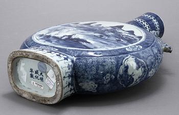 A large blue and white moon flask, late Qing dynasty.