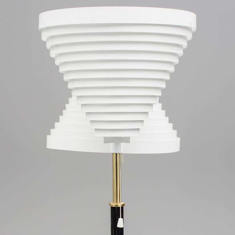 GOLVLAMPA, "modell A810", Alvar Aalto, Artek, Finland, 1900-talets andra hälft.