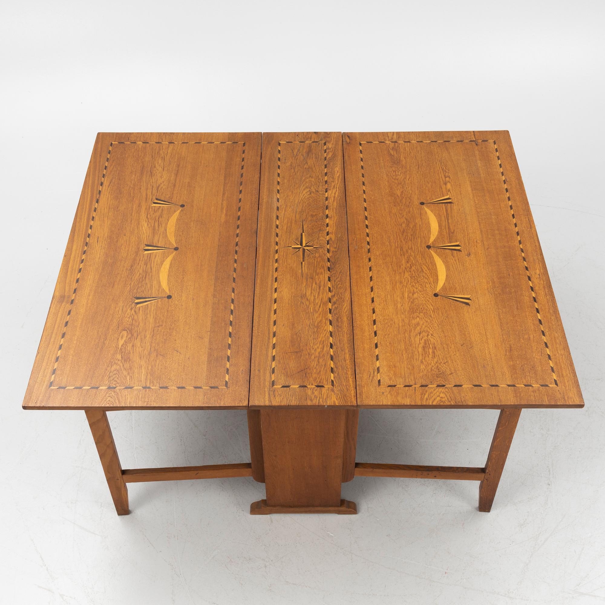 A gate-leg table, first half/mid 20th century.