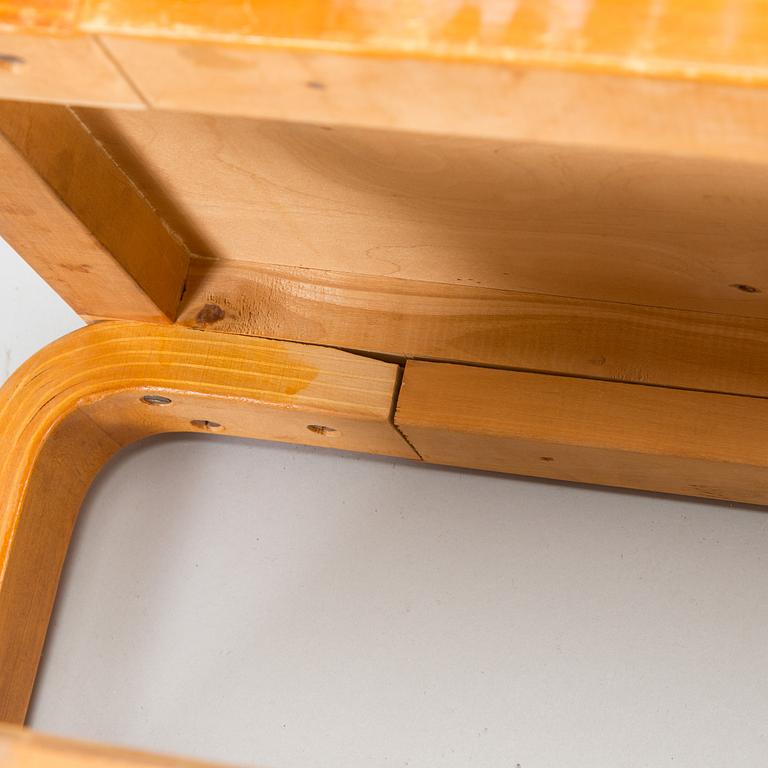 Alvar Aalto, bord / sidobord, modell 87, för O.Y. Huonekalu- ja Rakennustyötehdas A.B. tidigt 1950-tal.