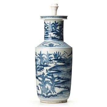 811. A large blue and white vase, late Qing dynasty, circa 1900.