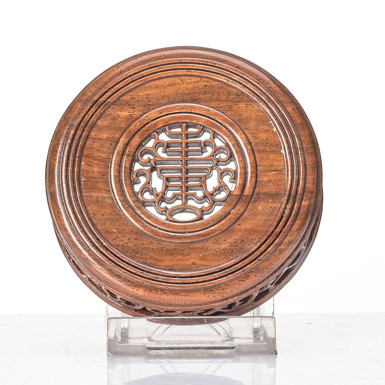 A famille rose jar, Qing dynasty, Qianlong (1736-95).