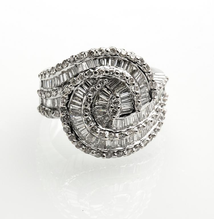 RING, 18 k vitguld med olikslipade diamanter, totalt ca 3,19 ct. Vikt ca 14,5 g.
