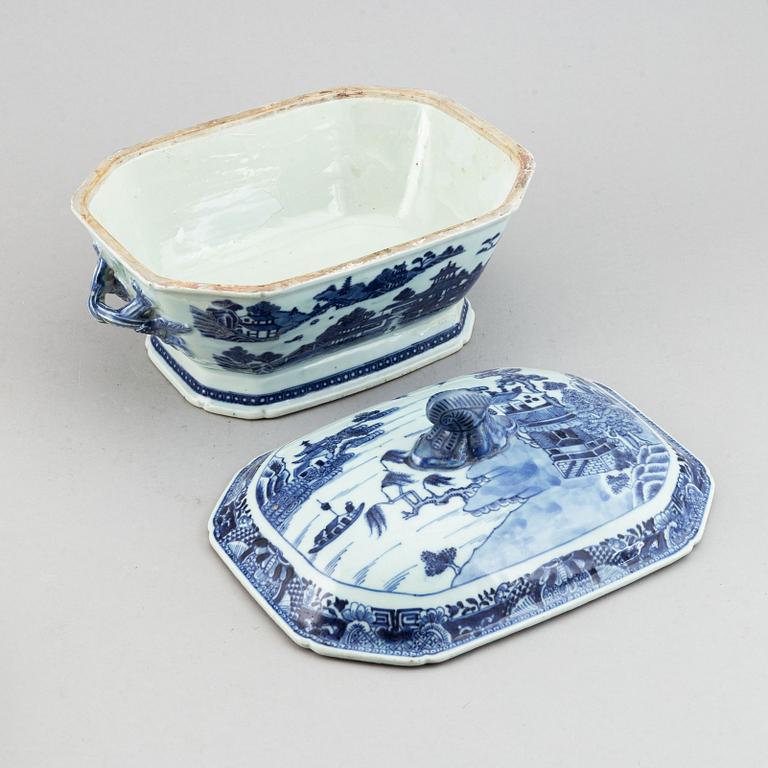 A blue and white tureen with cover and an export porcelain serving dish, Qing dynasty, Qianlong (1736-95).