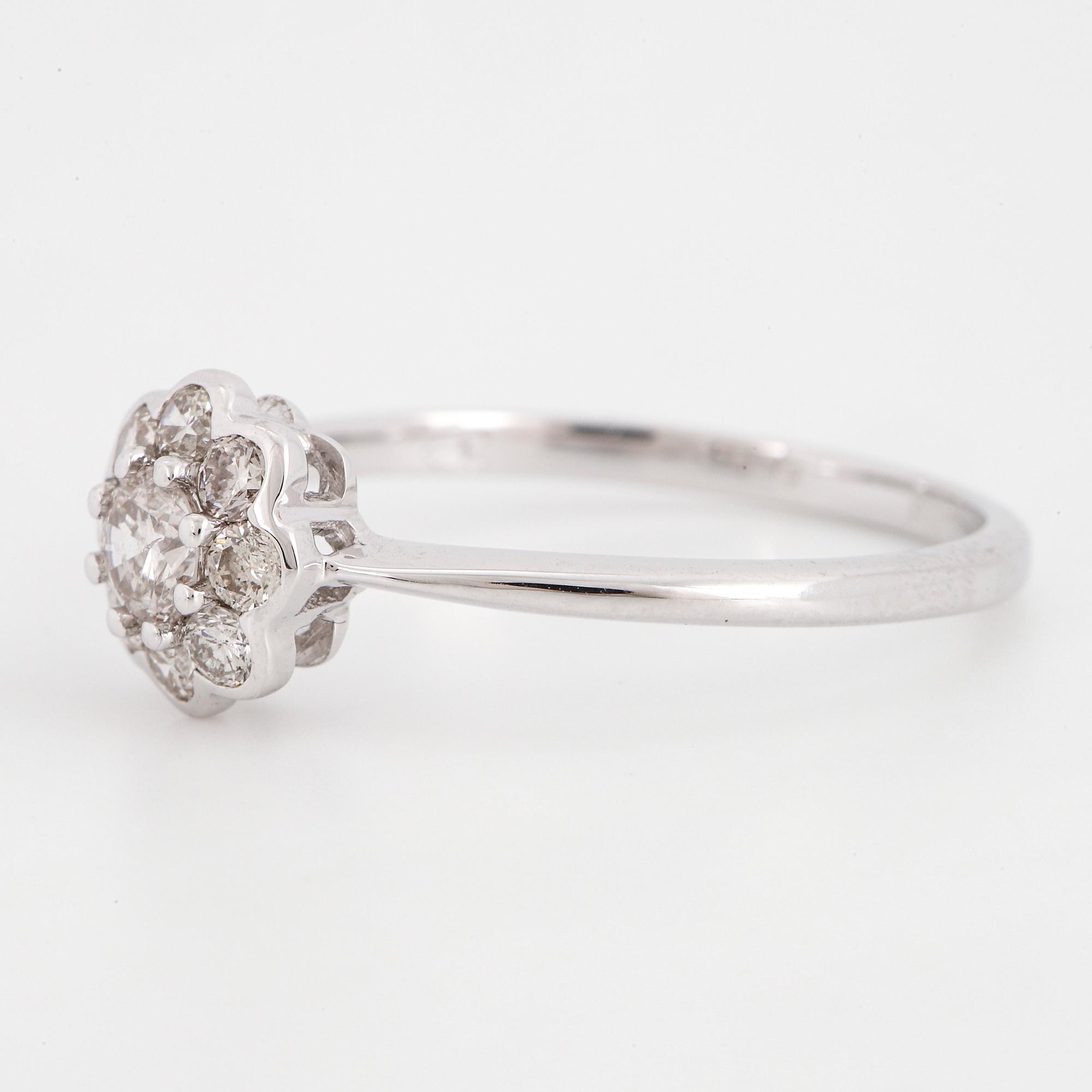 RING, med briljantslipade diamanter, blomformad.
