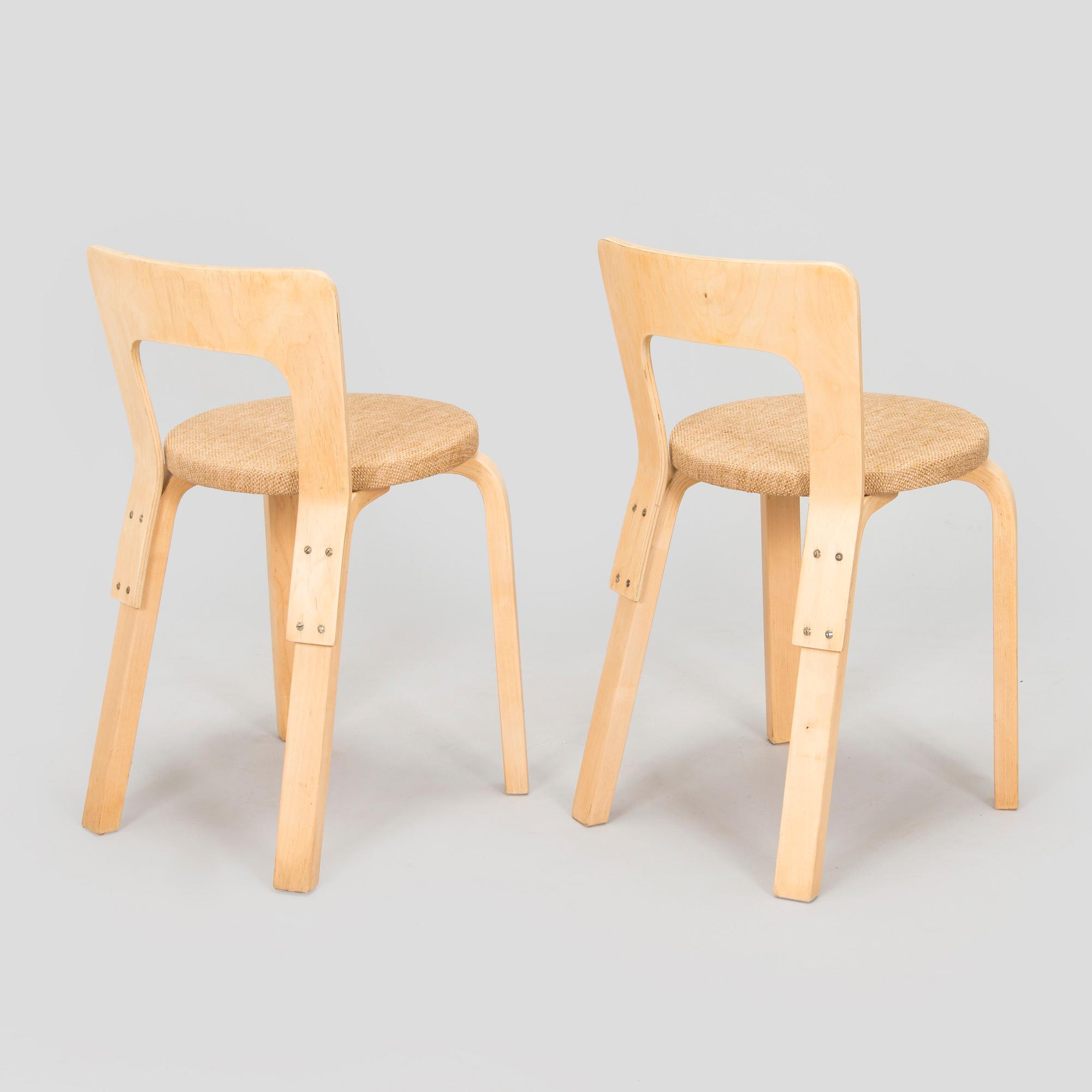 Alvar Aalto, stolar, ett par, modell 65,  för O.Y. Huonekalu- ja Rakennustyötehdas A.B. 1900-talets mitt.