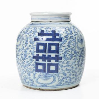 A Chinese blue and white porcelain jar with cover, late Qing dynasty.