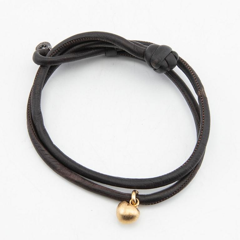 Ole Lynggaard, bracelet in leather with charm in 18k gold, "Sweet drops".