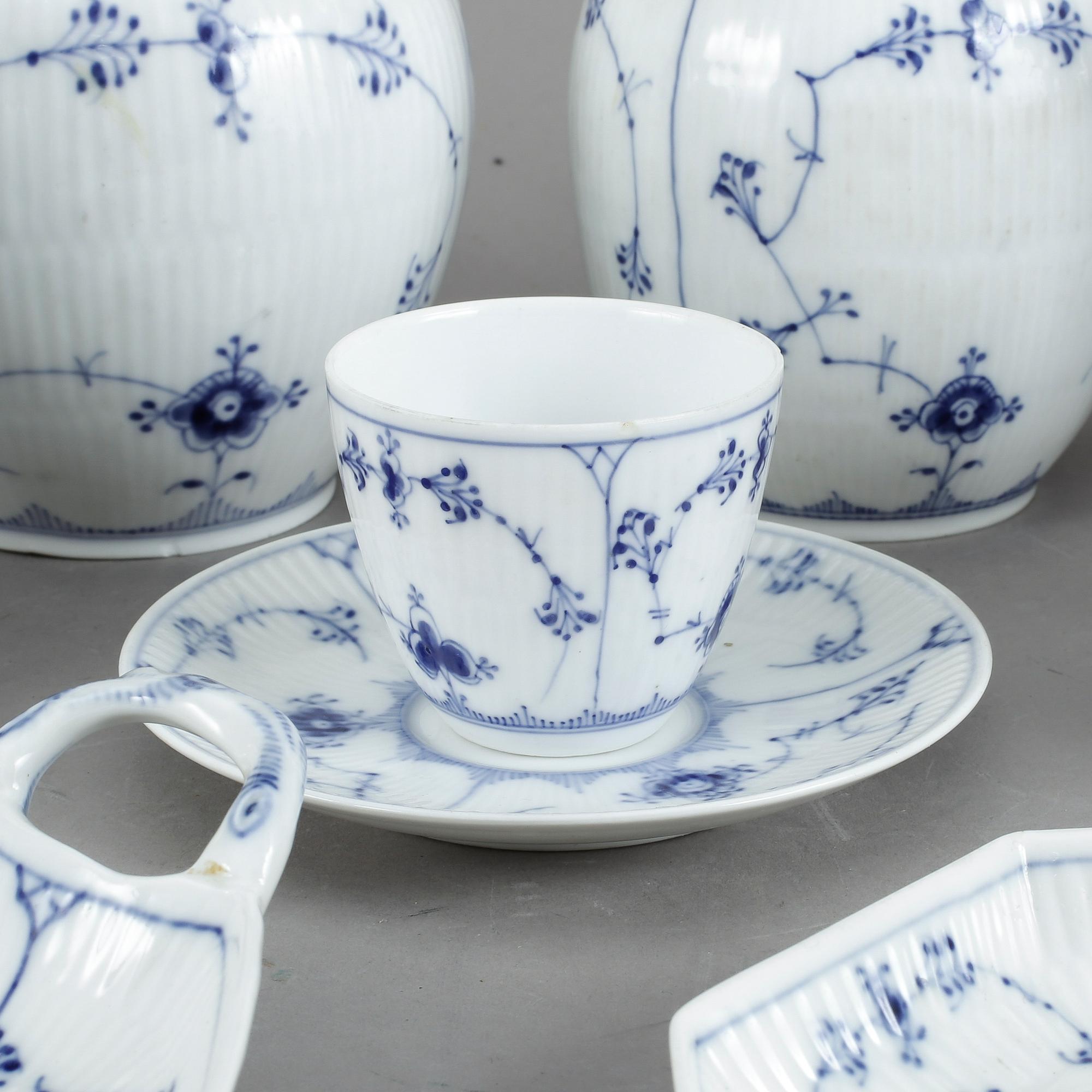 SERVIS, 96 delar, porslin, "Musselmalet", Royal Copenhagen, 1900-talets andra hälft.