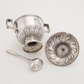 A silver sugarbowl by Samuel Pettersson.