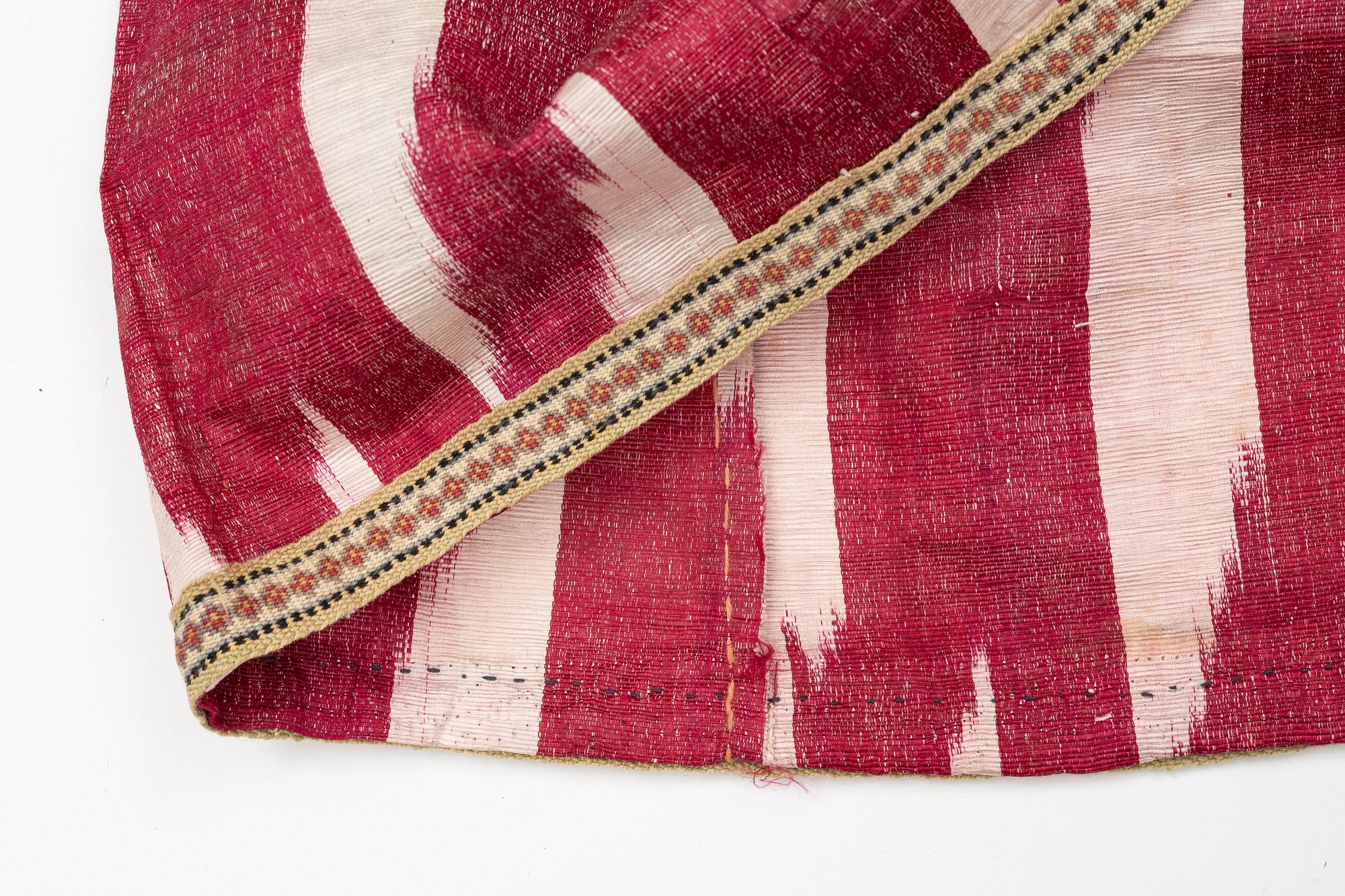 A silk and cotton Chapan, Ikat silk and cotton, Centralasien, 1880s.
