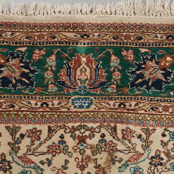 A carpet, semi-antique Tabriz figural, ca 256,5 x 205 cm.