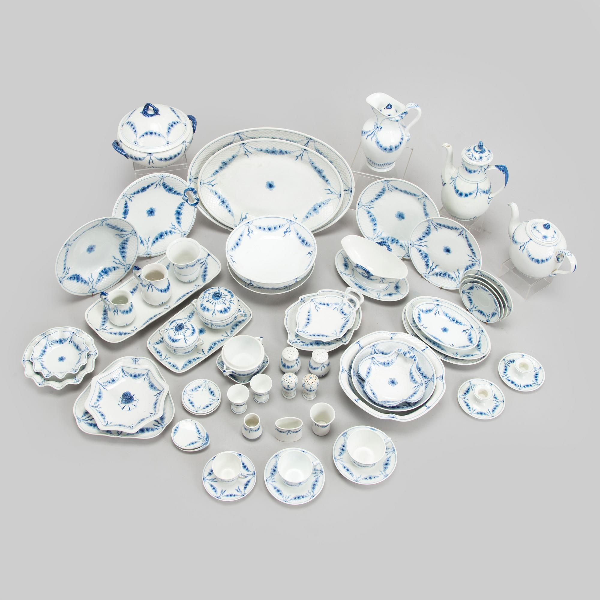 Harriet Bing, astiasto, 110 osaa, "Empire" posliini,  ja pöytäliina, Bing & Grøndahl Tanska.