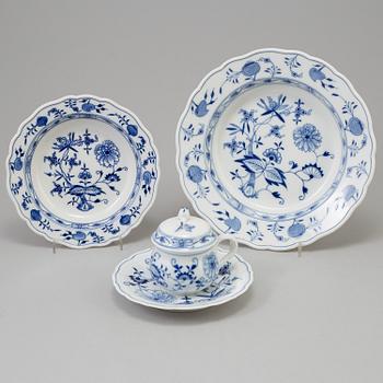 CRÈMEKOPPAR med LOCK och FAT, 12 st, BÄRTALLRIKAR, 12 st, samt DJUP TALLRIK, porslin, Meissen, 1900-tal.