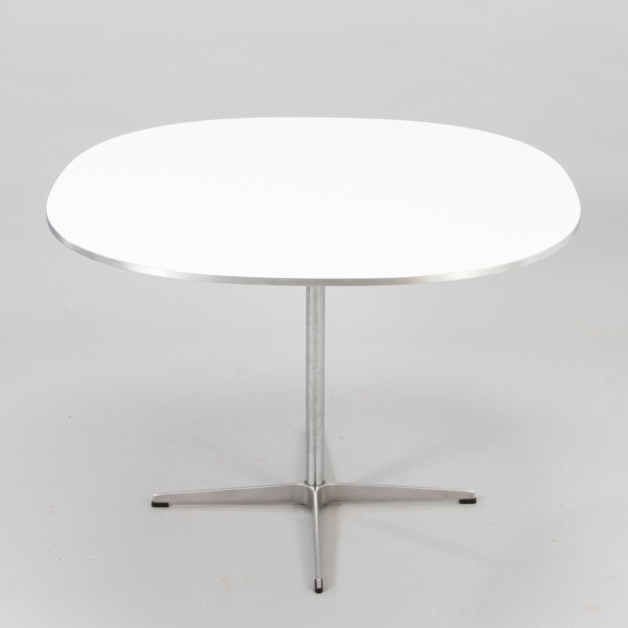 BRUNO MATHSSON & PIET HEIN, CHARLES & RAY EAMES. Bord och tre stolar.