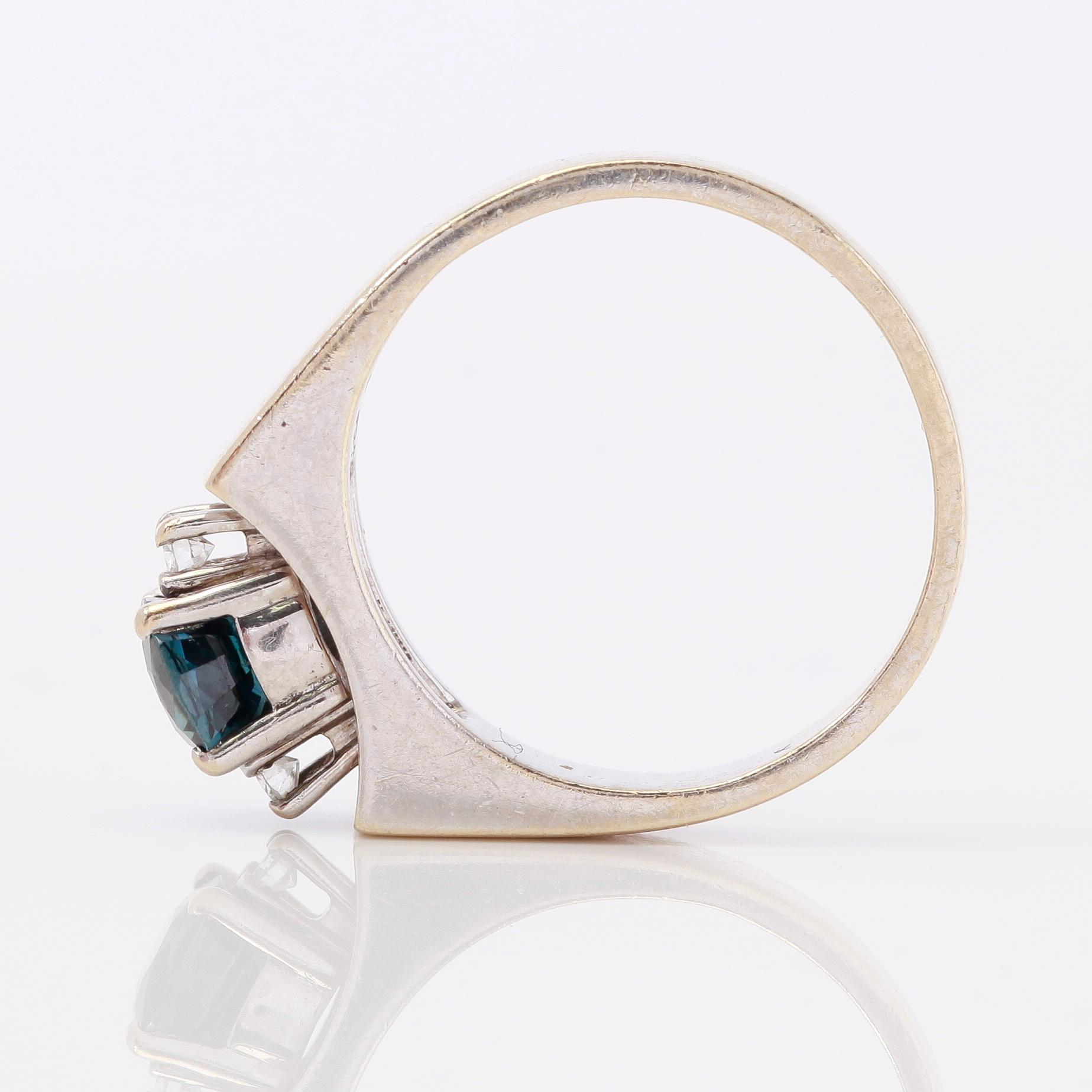RING, 18K vitguld, diamanter och safir ca 0.80 ct.