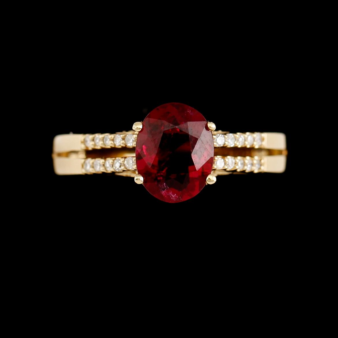 RING, 14 k guld, rubelit, mindre briljantslipade diamanter tot ca 0.10 ct.