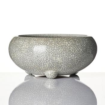 A Chinese ge-glazed censer, Qing dynasty.