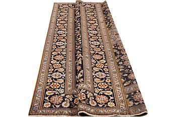 A carpet, Kashan, ca 361 x 248 cm.