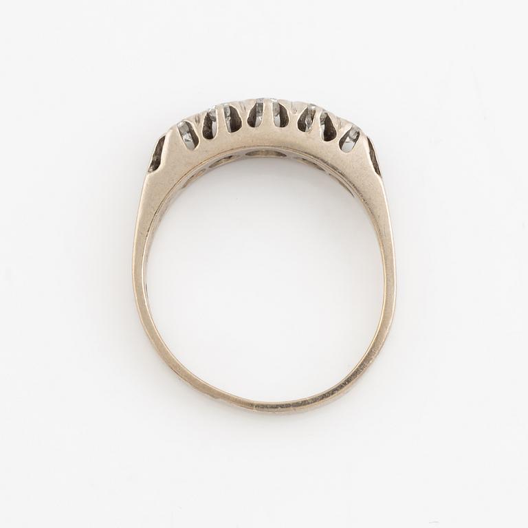 An 18K white gold ring set with round brilliant-cut diamonds.
