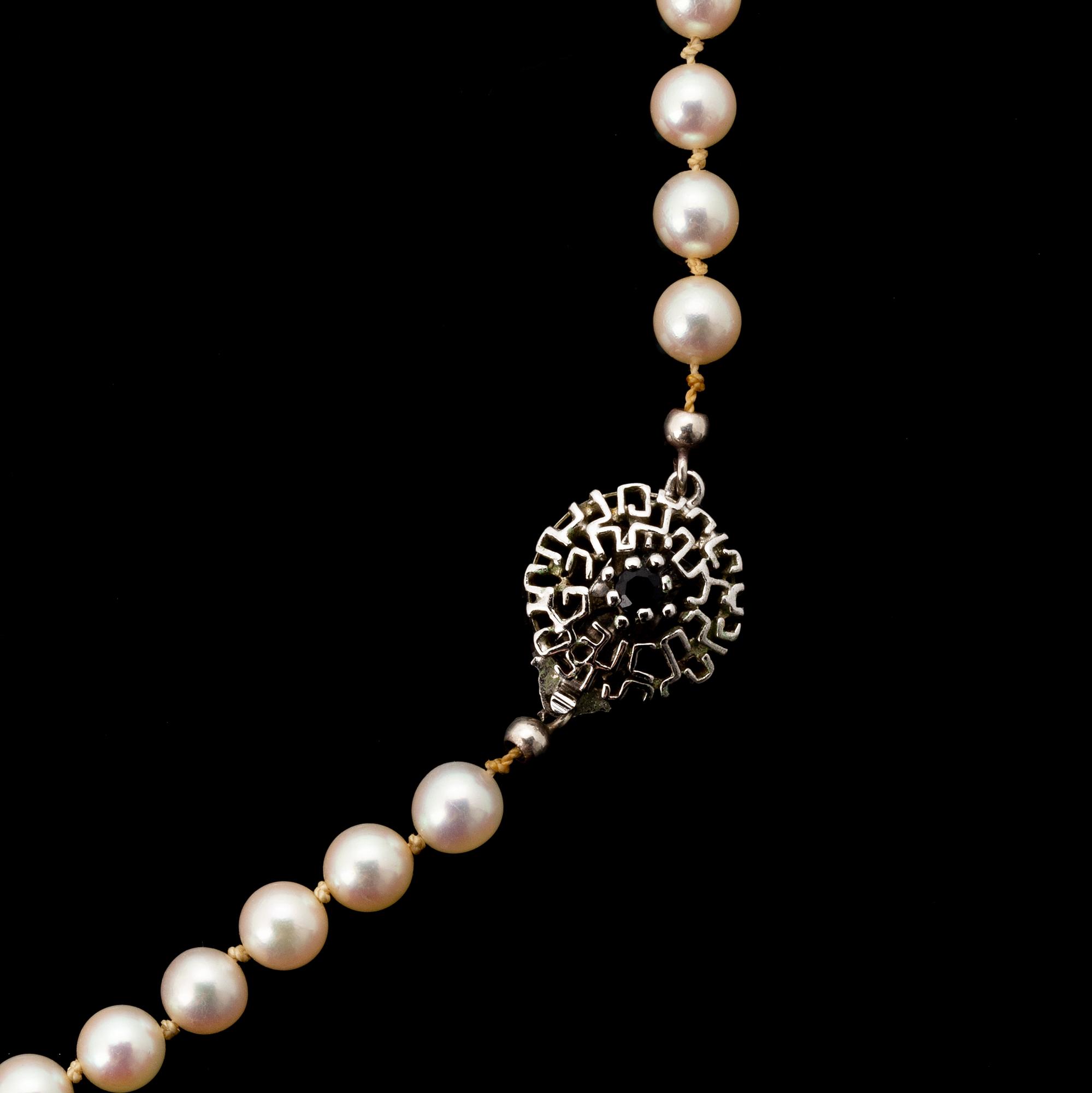 Cultured pearl necklace, clasp silver.